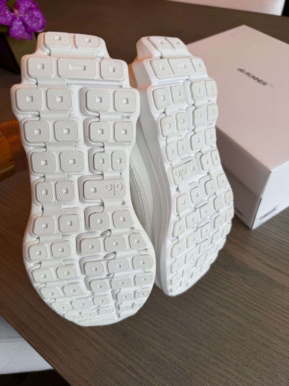 ALO Yoga White Alo Runner Shoe Box - Picture 5 of 5
